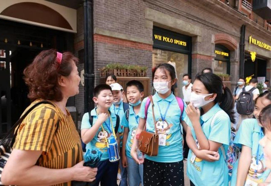 Estudantes praticando comunicação em uma rua na China