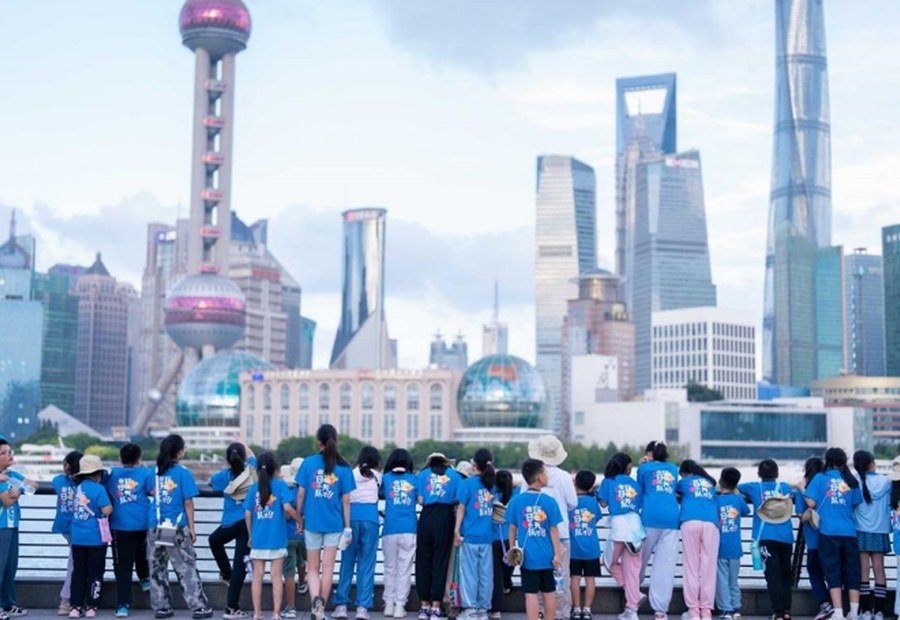 Grupo de estudantes observando a paisagem urbana de Shanghai
