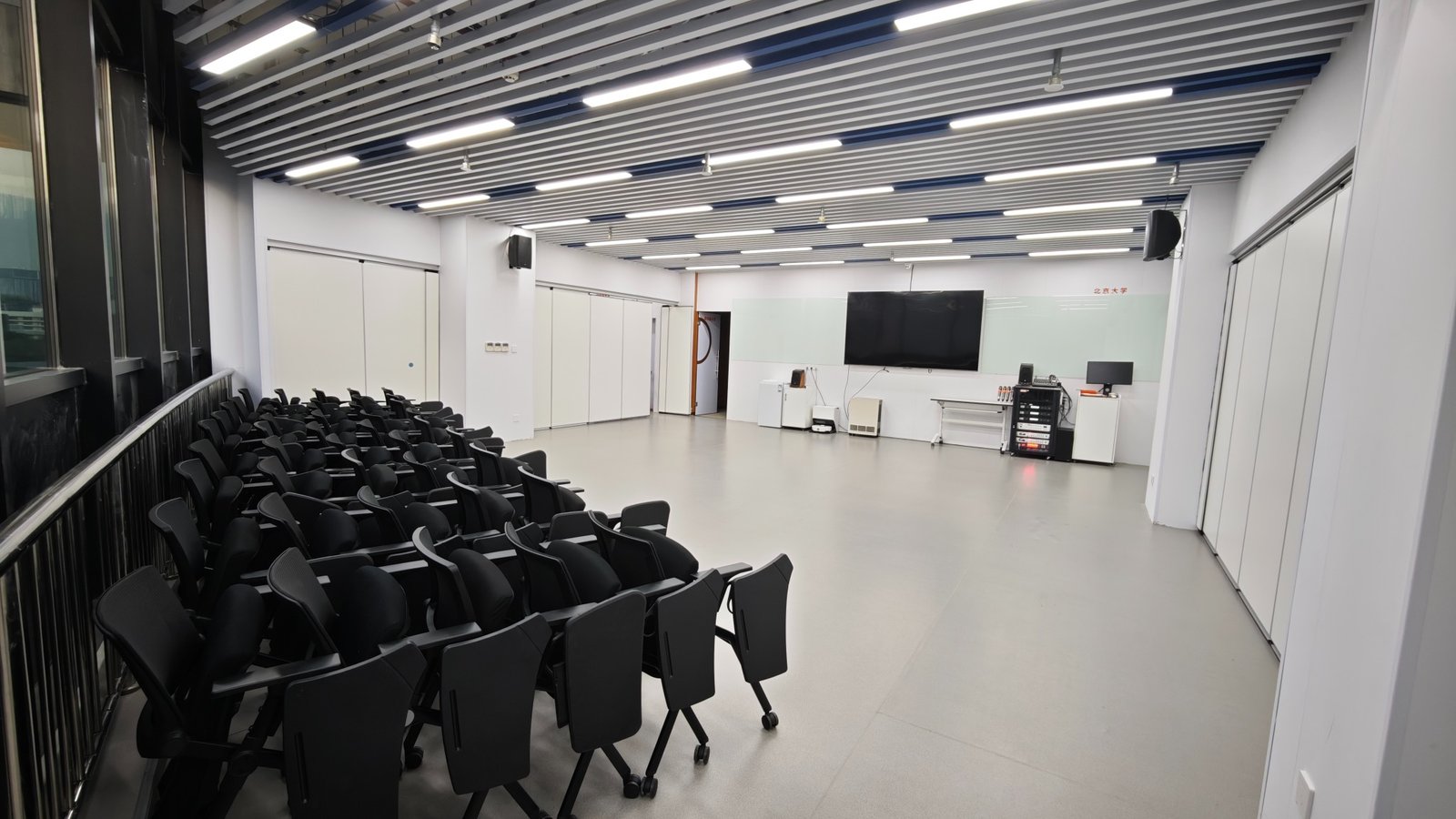 Sala de aula com cadeiras para workshops e apresentações