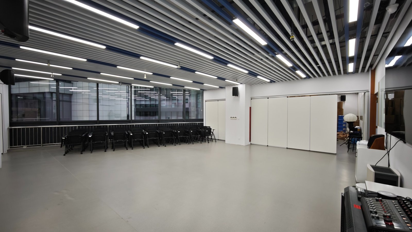 Espaço amplo de aprendizagem com janelas e mobiliário flexível