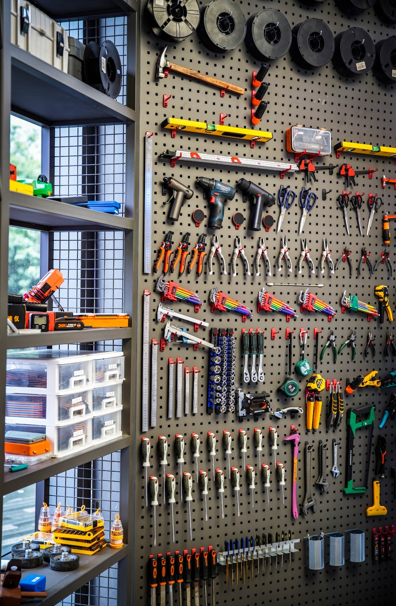 Parede de ferramentas e materiais em laboratório maker