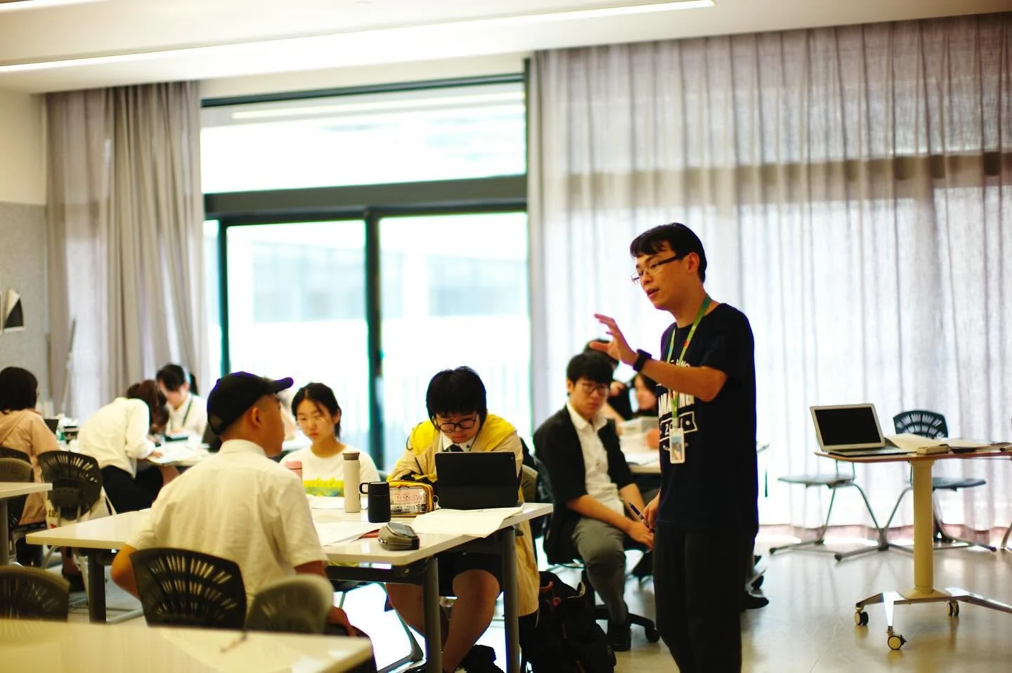 Professor orientando estudantes em atividade colaborativa na Yungu School