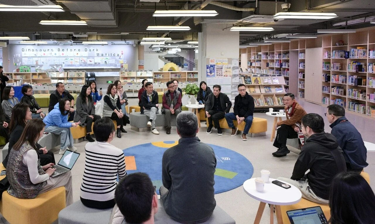 Discussão em espaço de aprendizagem da Yungu School